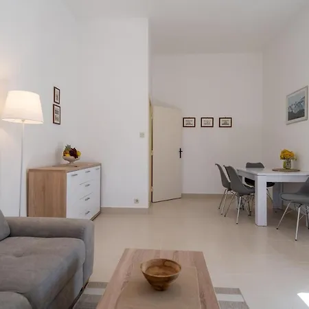 Apartment Seafront Holiday Home Marina Jelsa (Hvar)
