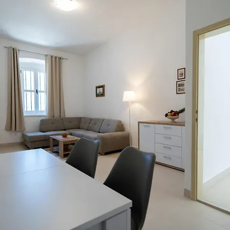 Seafront Holiday Home Marina