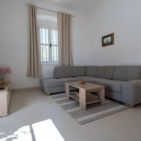 Seafront Holiday Home Marina