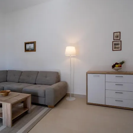 Seafront Holiday Home Marina