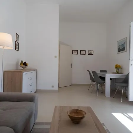 Apartment Seafront Holiday Home Marina